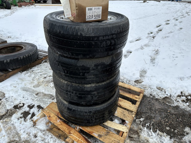 (4) 275/55R20 tires